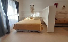 Amplio Estudio de lujo con balcon y parrilla